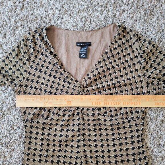 New York & Company | Y2k Houndstooth Tan Black V-Neck Rouched Twist Blouse 00s - Picture 8 of 10